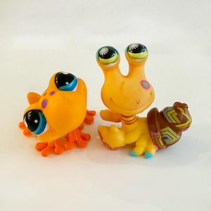 Littlest Pet Shop Rana arancione tropicale n. 874 e cartolina Granchio eremita n. 1008