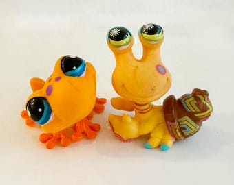 Littlest Pet Shop Tropical Orange Frog #874 and Postcard Hermit Crab #1008