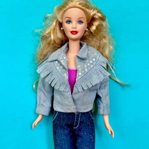Bambola Barbie del 1988, giacca di jeans alla moda da cowgirl in denim con etichetta originale, jeans scintillanti e canotta.