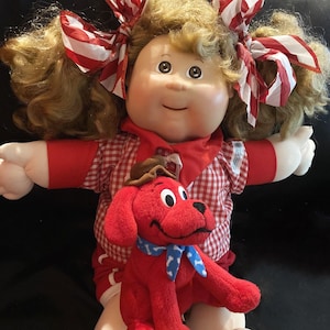Muñeca Cabbage Patch vintage que habla, con cabello rojo y camisa a cuadros.