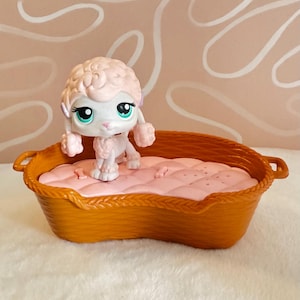 2005 Hasbro Littlest Pet Shop Poodle Puppy #152 with Dog Bed