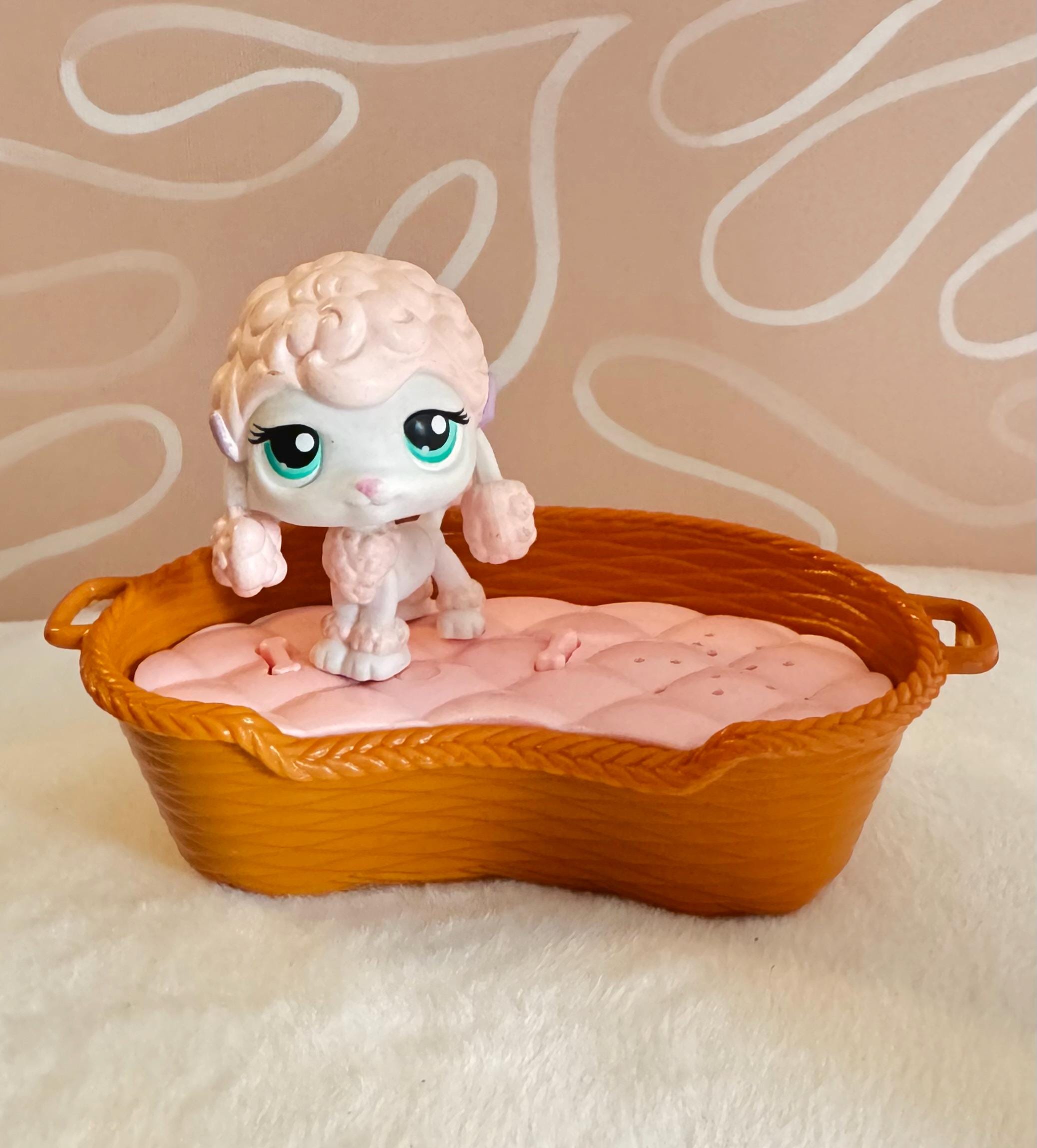 2005 Hasbro Littlest Pet Shop Poodle Puppy #152 with Dog Bed