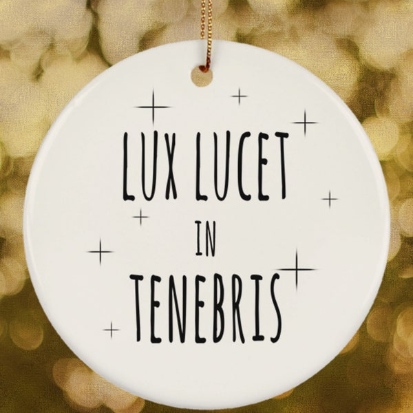 Latin Quote Christmas Ornament - Lux Lucet In Tenebris - Christmas 2019, Latin Idioms, Ceramic Ornament