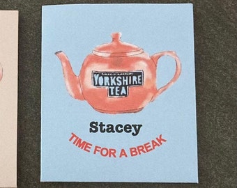 Könnte beinhalten: Sechs bunte Karten mit einer Teekannen-Illustration und dem Text "Yorkshire Tea" auf jeder Karte. Die Karten haben auch den Text "Time for a break" und einen Namen, entweder "Stacey" oder "Gemma".