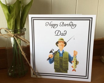Op de afbeelding: Een witte kaart met een zwarte rand en de tekst "Happy Birthday Dad" in zwarte cursieve letters. Een cartoonillustratie van een man die een hengel en een vis vasthoudt.