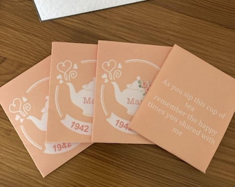 Könnte beinhalten: Vier pfirsichfarbene Karten mit einem weißen Teekannen-Design und dem Text "As you sip this cup of tea remember the happy times you shared with me" und "Mar 1942" auf den Karten.