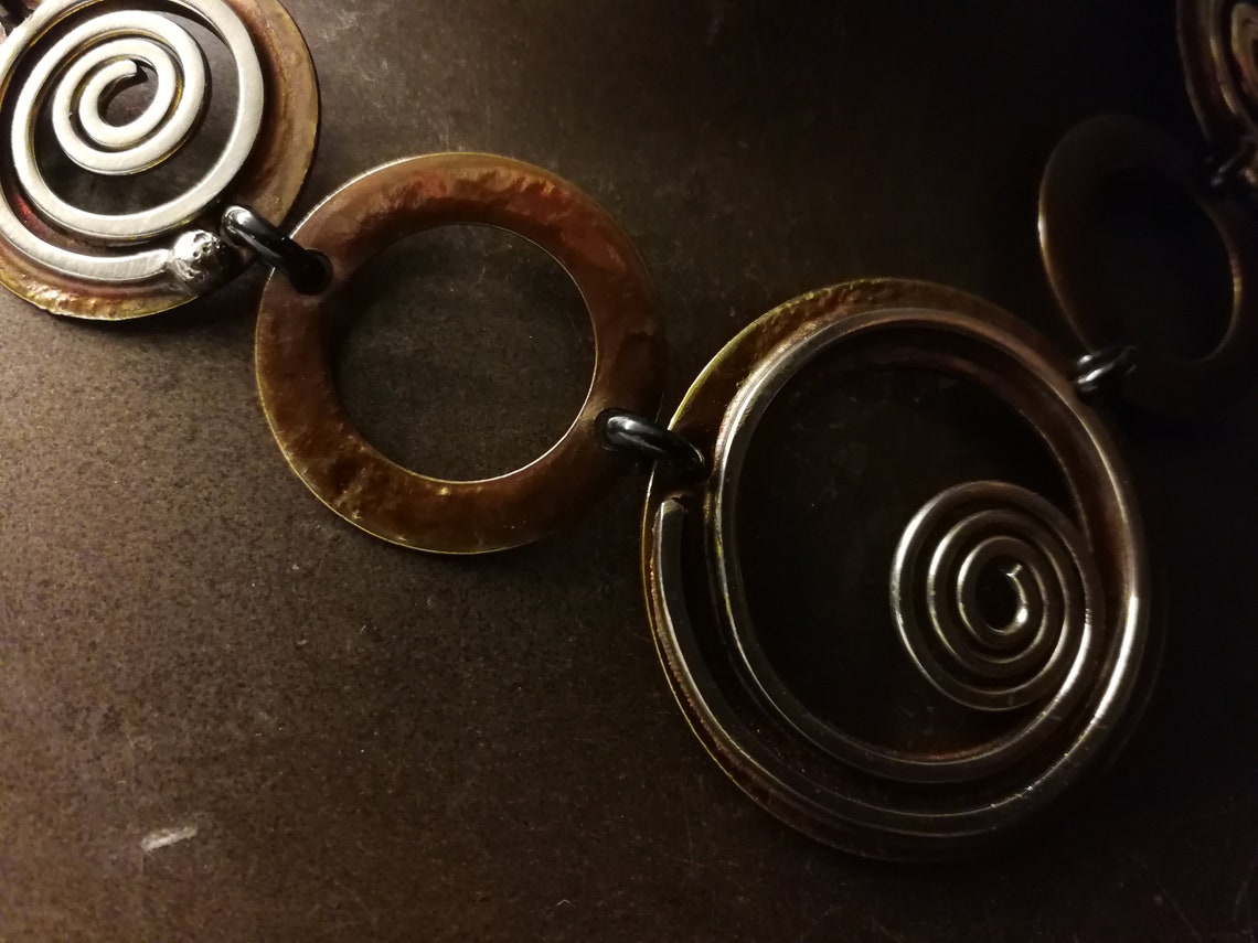 Collar de bronce con espirales de plata hechos a mano | Etsy