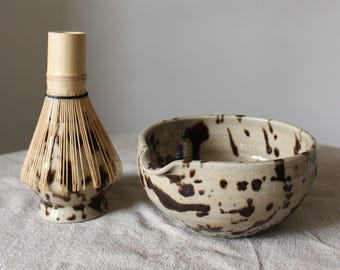Bol à Matcha Japonais En Porcelaine Avec Bec Verseur - 550 Ml, 14.5x7.4 Cm + Support Fouet | Céramique Dégradée Jaune, Qualité Dehua, Rétention Chaleur