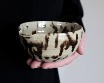 SECONDS SALE keramische matchakom / aardewerk matchakom / handgemaakte gespikkelde mengkom / kleine kom met tuit / Chawan / Scandinavisch