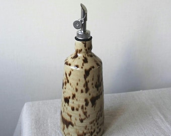 MADE TO ORDER Handgemachte Keramik-Olivenölflasche / 17 oz Steinzeug Ölspender mit Edelstahl-Ausgießer / Beige-Braun gesprenkelte Glasur