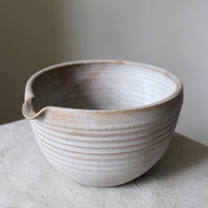 MADE TO ORDER Large handmade 60oz mixing bowl / 1,7 litres ceramic mixing bowl / Batter bowl with spout / Large pouring bowl / Scandinavian