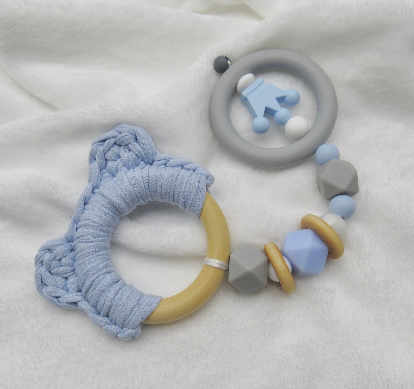 Orejas de oso azul bebé tejida Rattle con anillos de madera | Etsy