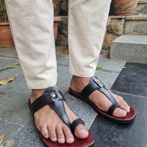 Handgjorda Kolhapuri-sandaler i läder för män, traditionella indiska etniska Paduka-skor med tumögla för män