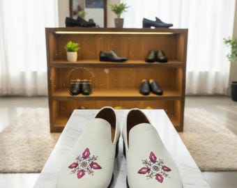 Handbroderade elfenbensfärgade mockaloafers – HandWork etniska brudgumsskor
