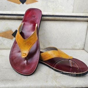 Sandálias marroquinas artesanais em couro - Chinelos Kolhapuri em couro legítimo - Calçado étnico de verão nas cores amarelo e bordô imagem 2