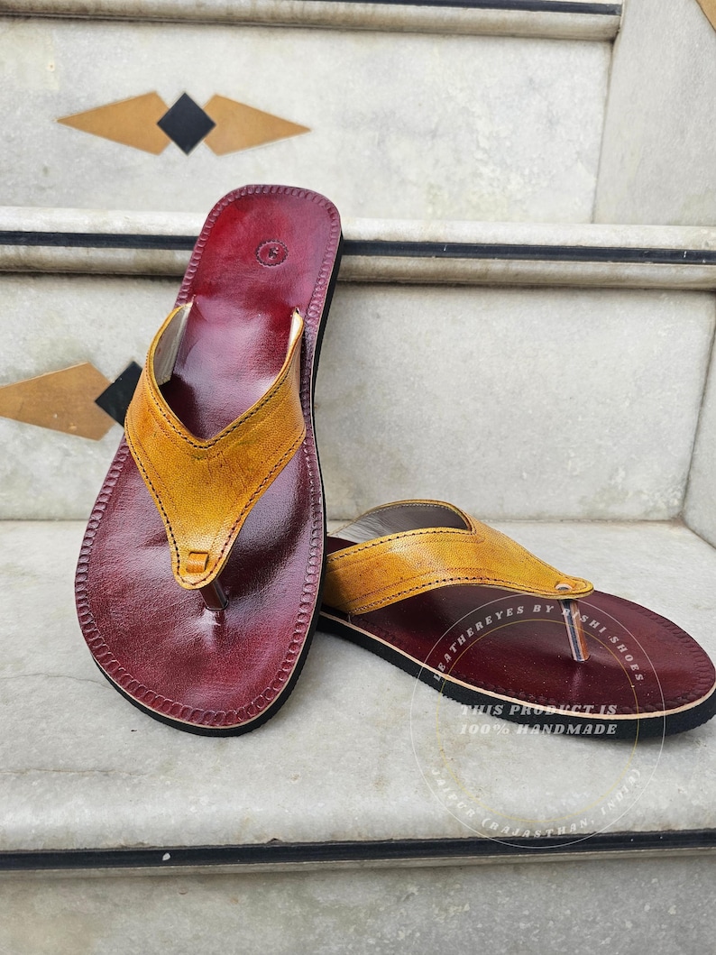 Sandálias marroquinas artesanais em couro - Chinelos Kolhapuri em couro legítimo - Calçado étnico de verão nas cores amarelo e bordô imagem 2