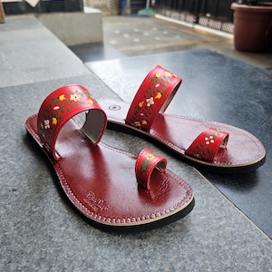 Chappal Kolhapuri floral peint à la main, chaussons plats anneau d'orteil, chaussures bohèmes, femmes Paduka traditionnelles