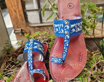 Traditionele blauw aardewerk bruine kleuren leren platte teenring sandalen grieks voor dames