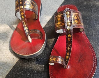 Handgeschilderde leren Kolhapuri-sandalen | Karmozijnrode boho-flatschoenen met bloemen