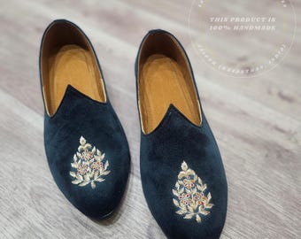 Svarta loafers i mocka med broderi – Handgjorda slip-ons för män med guldfärgade blommotiv