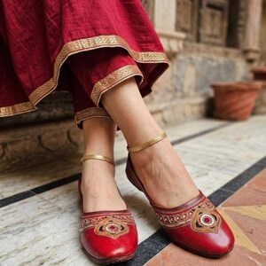 Mojari en cuir rouge pour femme, jutti indien traditionnel brodé à la main, chaussures plates artisanales khussa