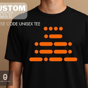 Peut inclure: T-shirt unisexe noir avec un graphique orange du code Morse pour le chiffre 9. Le texte "CUSTOM TEXT" et "MORSE CODE UNISEX TEE" sont en haut de l'image. Le texte "9 LAW OF YODA" est en bas de l'image.