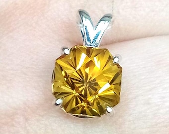 Colgante solitario de citrino natural sin tratamiento térmico de 4,91 ct, talla octogonal brillante VVS, en plata de ley.