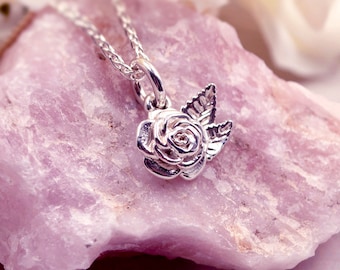 Roshalsband i sterlingsilver: Handgjort blommigt berlockhänge
