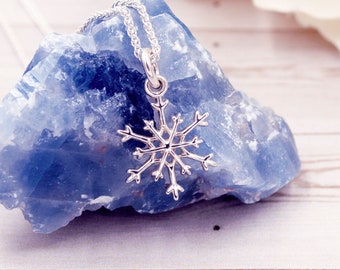 Snöflingehalsband i sterlingsilver: Handgjort julhänge med berlock