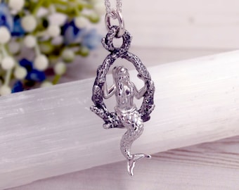 Sjöjungfruhalsband i sterlingsilver: Handgjort hänge med havsfantasi