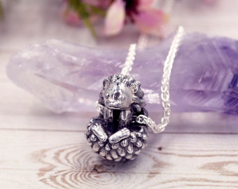 Halsband med igelkotthänge i sterlingsilver: Handgjorda smycken med vilda djur