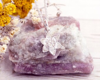 Påskliljahalsband i sterlingsilver: Handgjort blomhänge