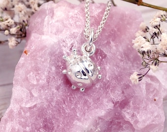 Halsband för nyckelpiga i sterlingsilver: Handgjort insektshänge