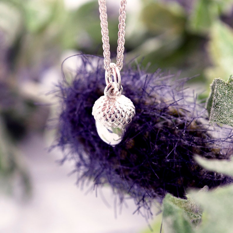 Handgjort ekollonhalsband i sterlingsilver: Höstnaturhänge bild 4