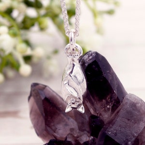 Collar de murciélago de la fruta en plata de ley: colgante de Halloween espeluznante hecho a mano