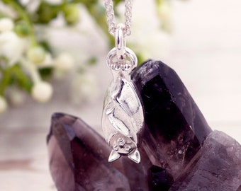 Halsband i sterlingsilver med fruktfladdermus: Handgjort läskigt Halloween-hänge