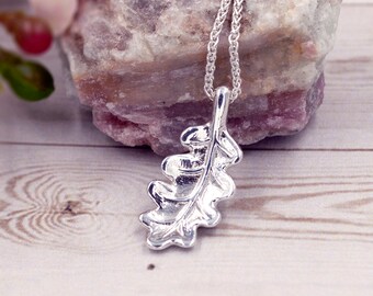 Halsband i sterlingsilver med eklöv: Handgjorda smycken från hösten och naturen
