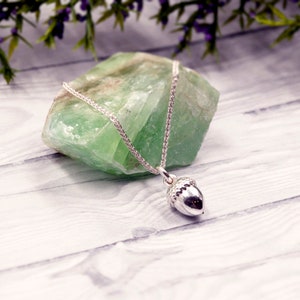 Handgjort ekollonhalsband i sterlingsilver: Höstnaturhänge bild 2