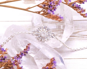 Handgjort armband i återvunnet sterlingsilver med prästkragar: Blommiga smycken