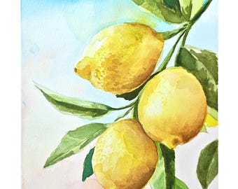 Könnte beinhalten: Ein Aquarellgemälde von drei leuchtend gelben Zitronen, die an einem Zweig mit grünen Blättern hängen. Der Hintergrund zeigt einen sanften Farbverlauf, der von einem hellblauen Himmel oben zu einem blassen Rosaton unten übergeht.