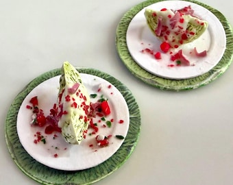Wedge salads with green chargers