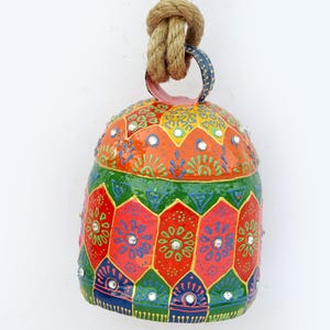 Cencerro suizo vintage de metal decorativo con relieve, pintado a mano, de animales de granja, de cobre, latón y madera, para puerta, 6 pulgadas