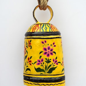 Cencerro suizo vintage de metal decorativo con relieve, pintado a mano, de animales de granja, de cobre, latón y madera, para puerta, de 23 a 20 cm.