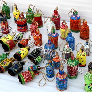 Lote de 1900&#39;s Vintage Metal Cowbell Cobre Latón Pintado a Mano Coleccionable Cencerro Cabra Oveja Animal Cascabeles 3.5 a 5 Pulgadas