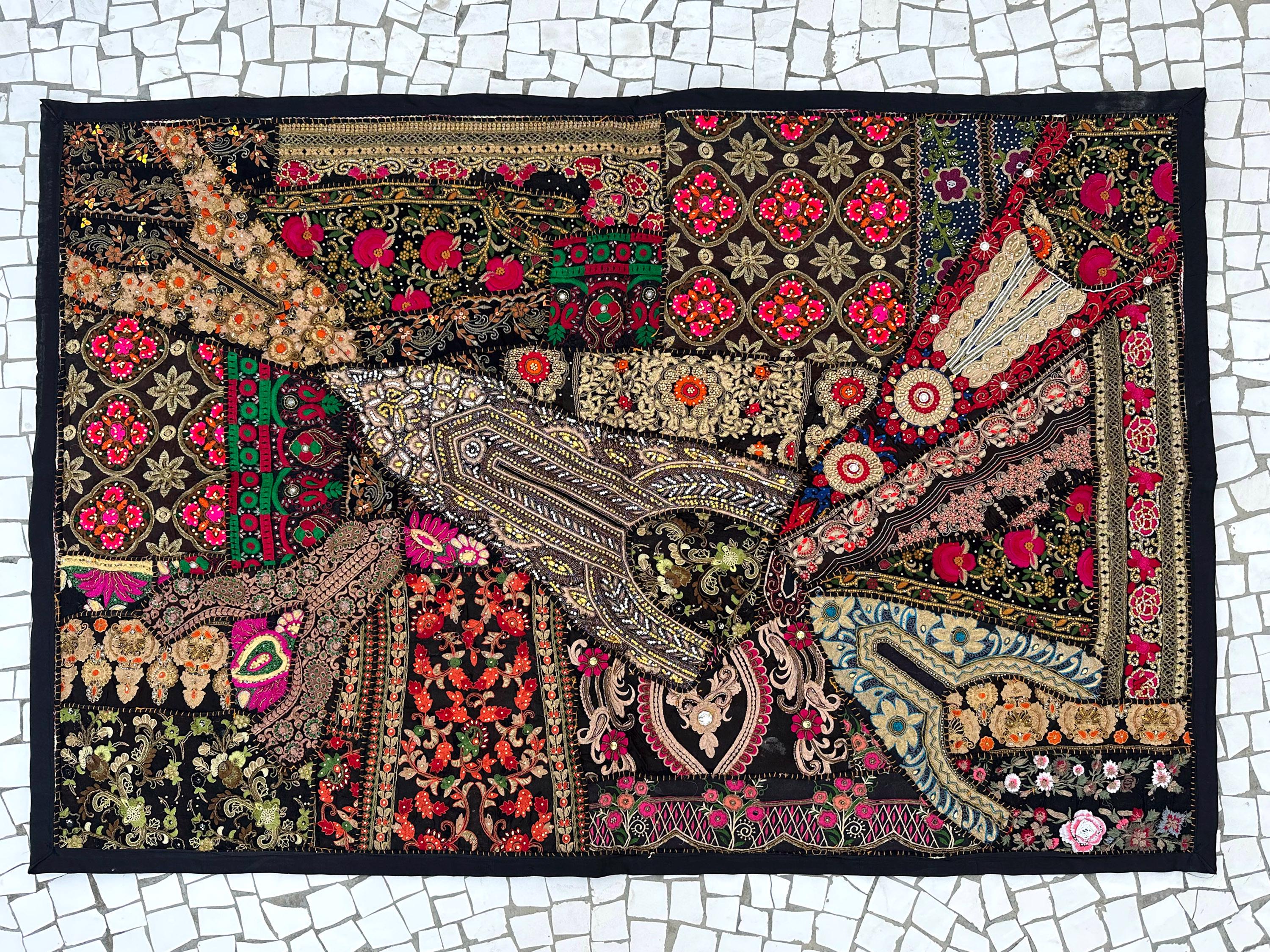 Grande Tapisserie Indienne Murale Brodée Main – Vintage Zari Patchwork Perles (Rouge, 100% Coton)