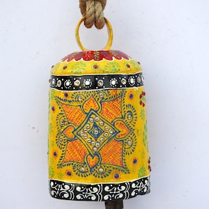 Cencerro suizo vintage de metal decorativo con relieve, pintado a mano, de animales de granja, de cobre, latón y madera, para puerta de 8 a 9 pulgadas.