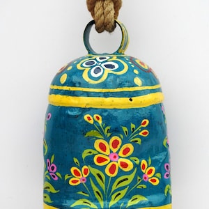 Cencerro suizo vintage de metal decorativo con relieve, pintado a mano, de animales de granja, de cobre, latón y madera, para puerta, 20 cm.