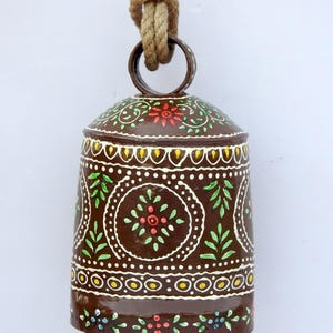 Cencerro suizo vintage de metal decorativo con relieve, pintado a mano, de animales de granja, de cobre, latón y madera, para puerta de 8 a 9 pulgadas.