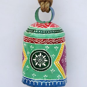 Cencerro suizo vintage de metal decorativo con relieve, pintado a mano, de animales de granja, de cobre, latón y madera, para puerta, de 6 a 7 pulgadas