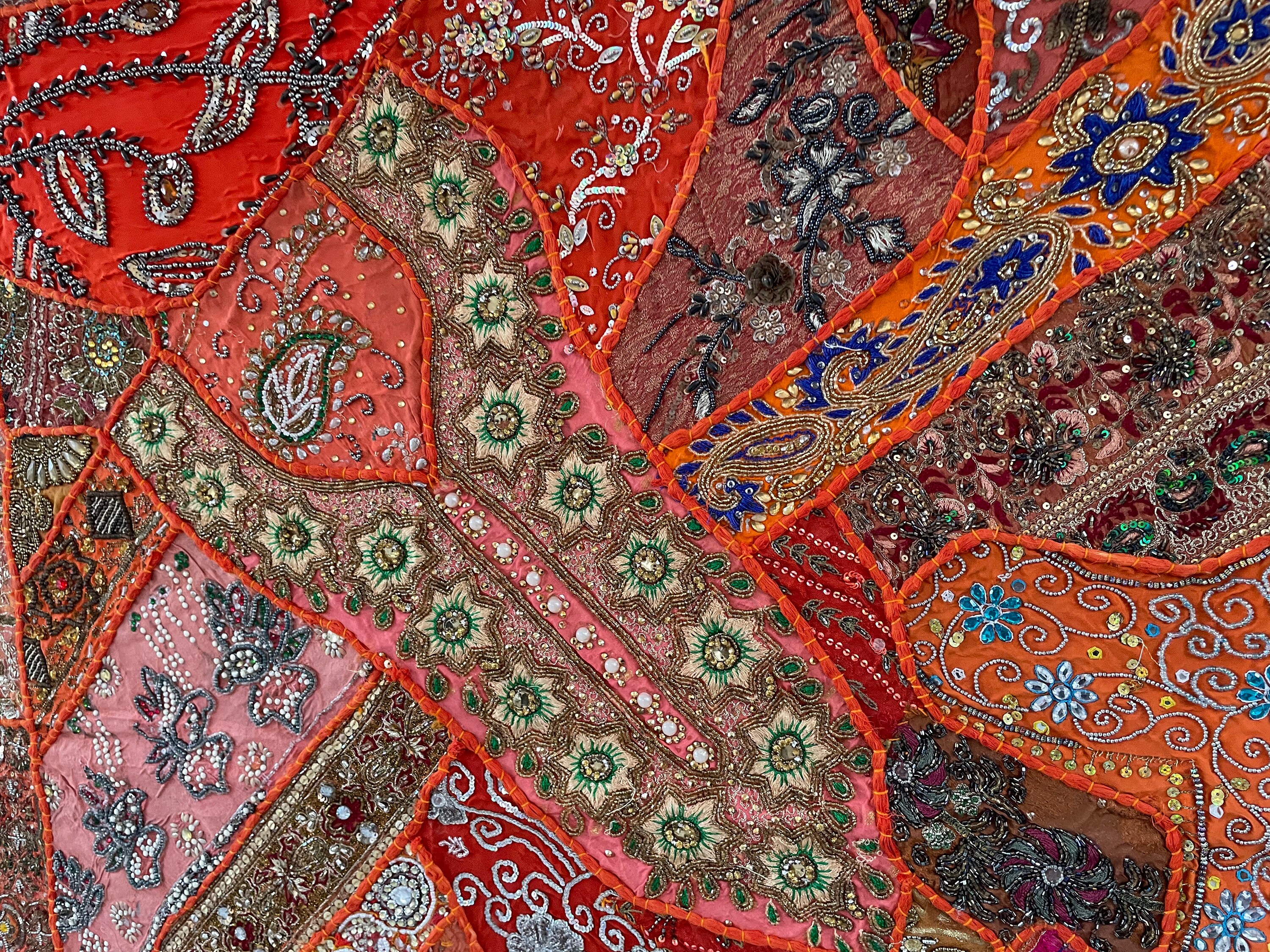 Tenture Murale Indienne Patchwork - Broderie Artisanale - Sari Vintage - 81 X 40 Cm